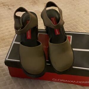 Size 7 1/2 women’s shoes by Gloria Vanderbilt